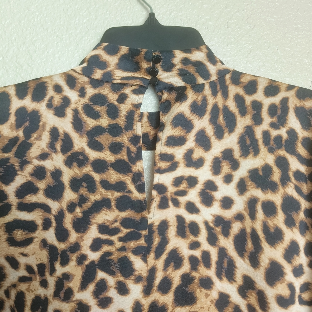 Vince Camuto Satin leopard print blouse Women's size M High neck Lightweight - Picture 10 of 16